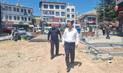 Beypazarı Belediye Başkanı Kasap, Bankalar Caddesi'ndeki çalışmaları yerinde inceledi