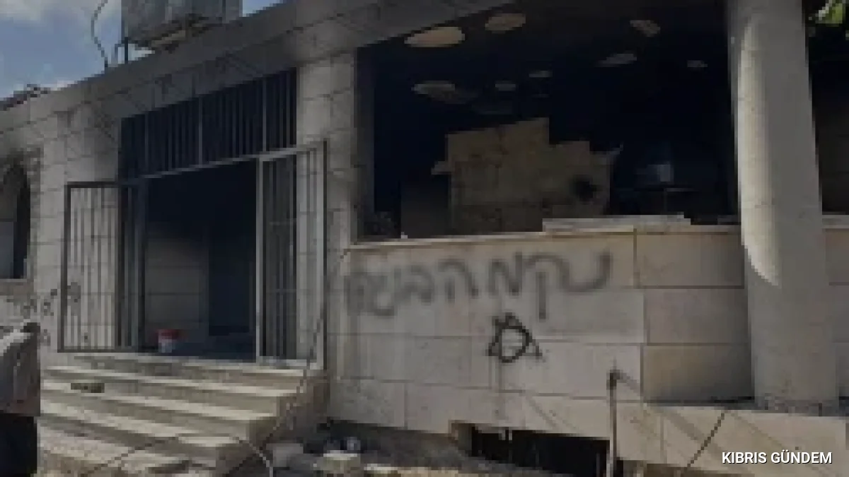 Hamas Batı Şeria’da İki Caminin Yakılmasını Faşist Saldırı Olarak Niteledi