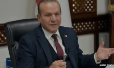 Bakan Ataoğlu Girne konulu tablo önünde poz veren komutanlara tepki gösterdi