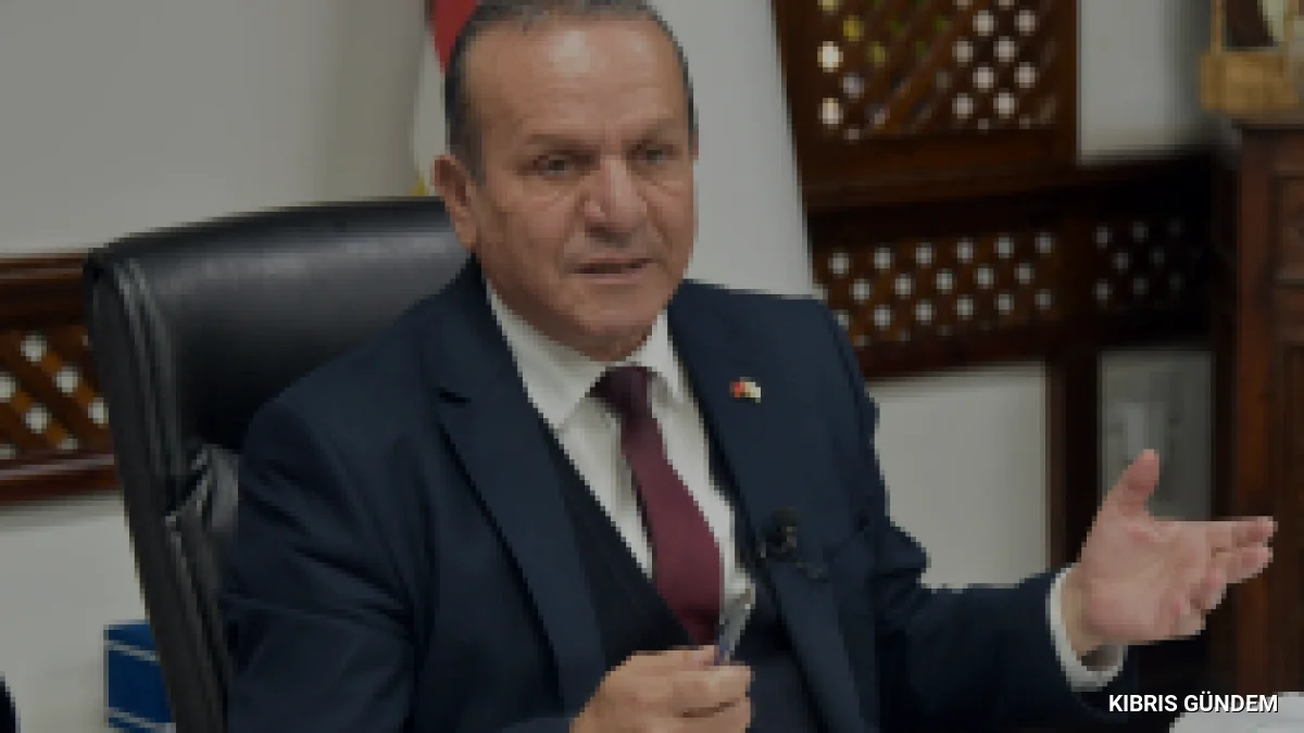 Bakan Ataoğlu Girne konulu tablo önünde poz veren komutanlara tepki gösterdi
