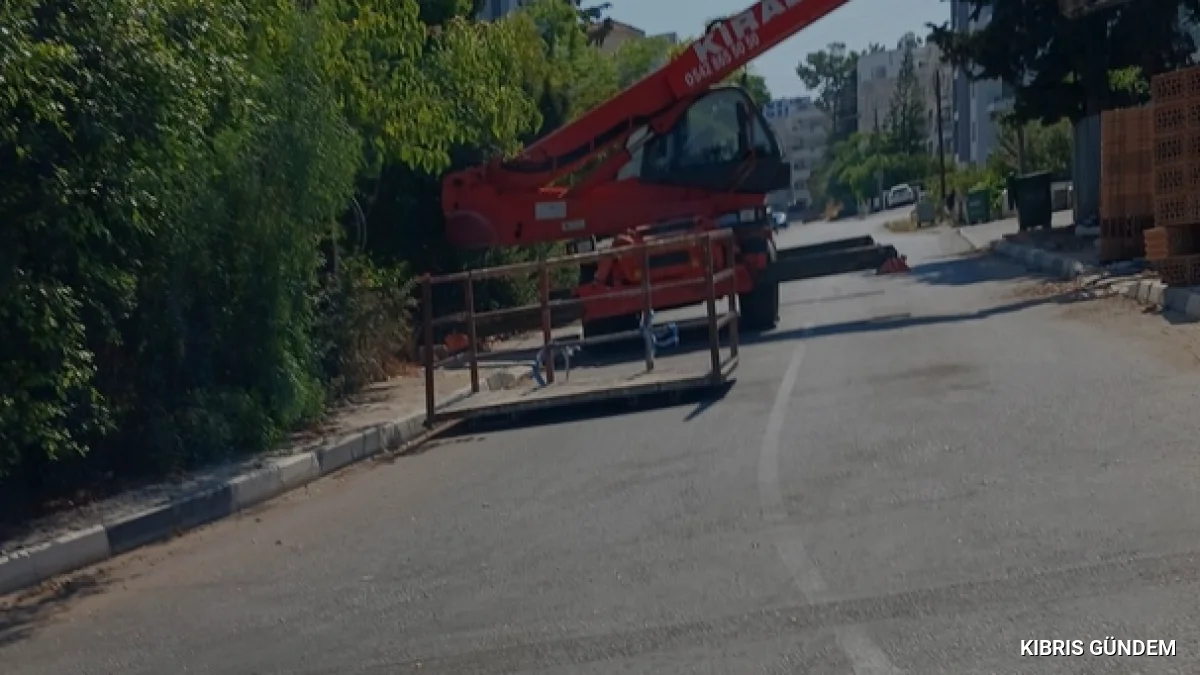 Girne Şiir Sokak girişinde inşaat çalışması kaza riskini artırıyor