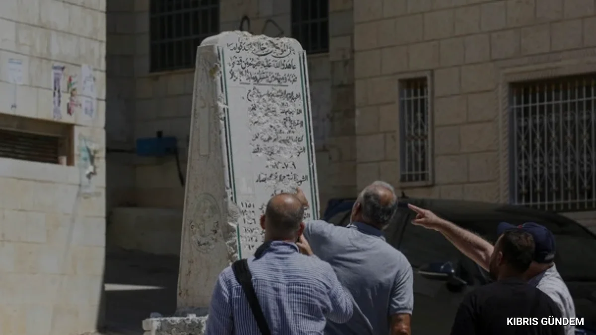 İsrailli Milletvekili Zvi Sukkot Filistin Anıtına Saldırdı