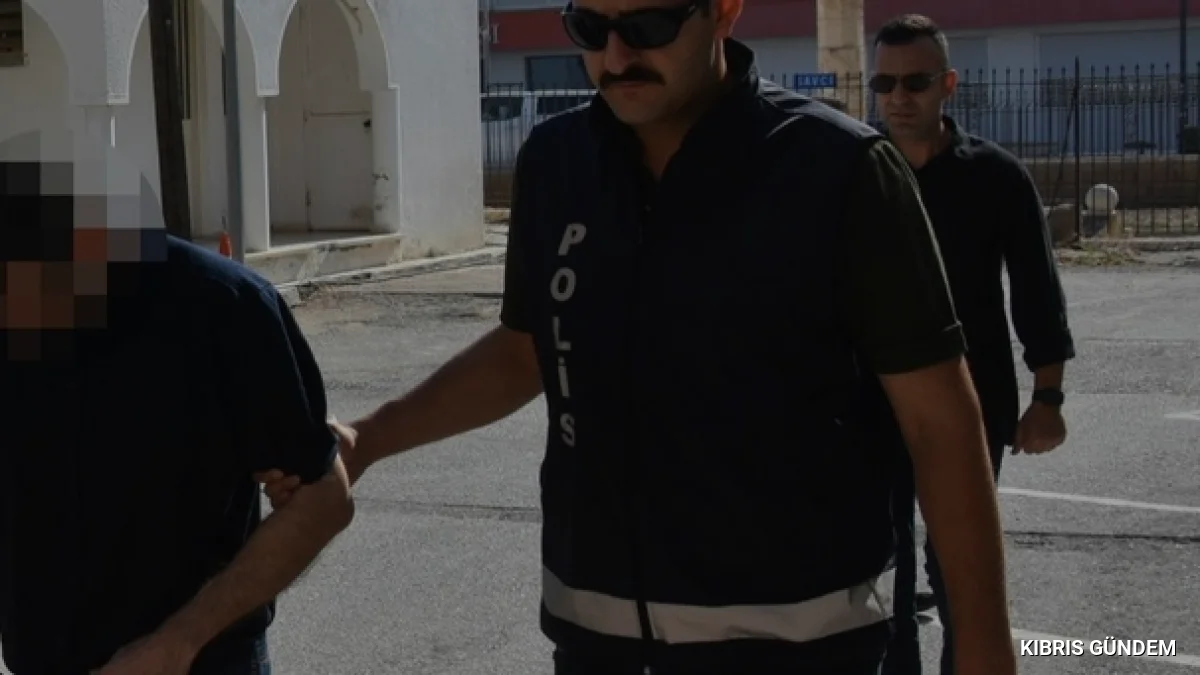 Üç yıl sonra ülkeye döndü müstahdem tarafından sirkat suçlamasıyla tutuklandı
