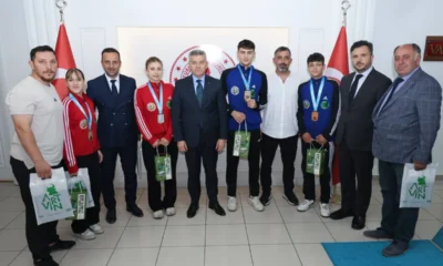 Artvin Valisi Ergün, Türkiye şampiyonu olan başarılı sporcuları ödüllendirdi