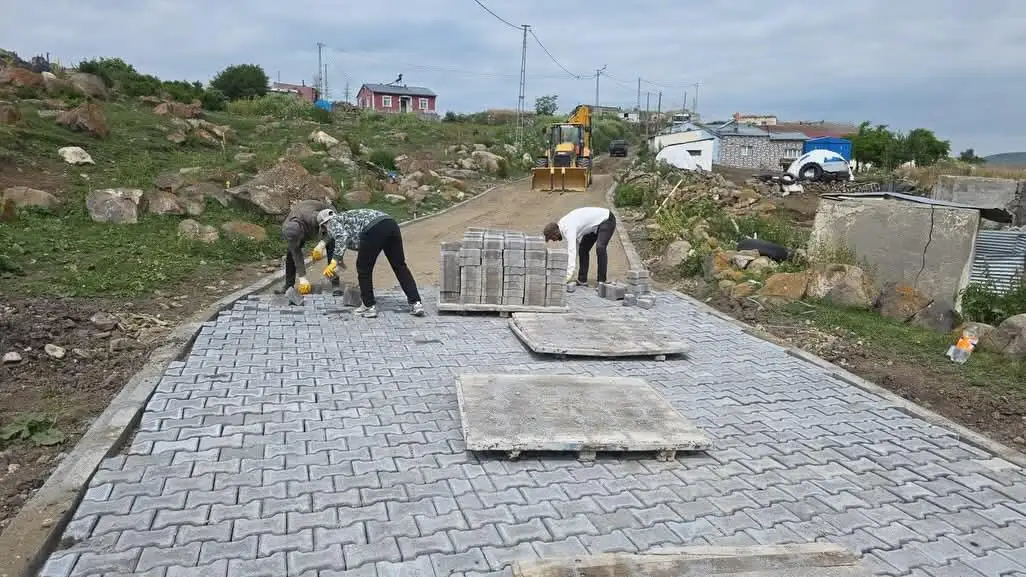 Kars'ta kırsal altyapı atağı: Parke taşı ve asfalt çalışmaları aralıksız sürüyor