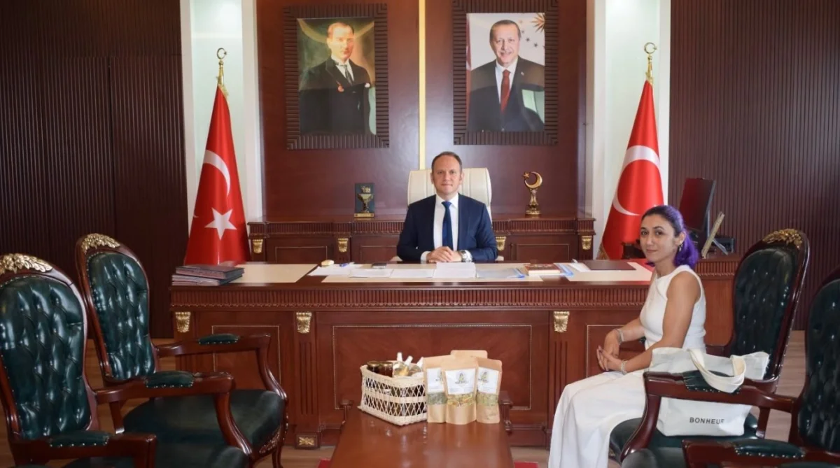 'Mor saçlı' çiftçiden Kaymakam Akpınar'a ziyaret