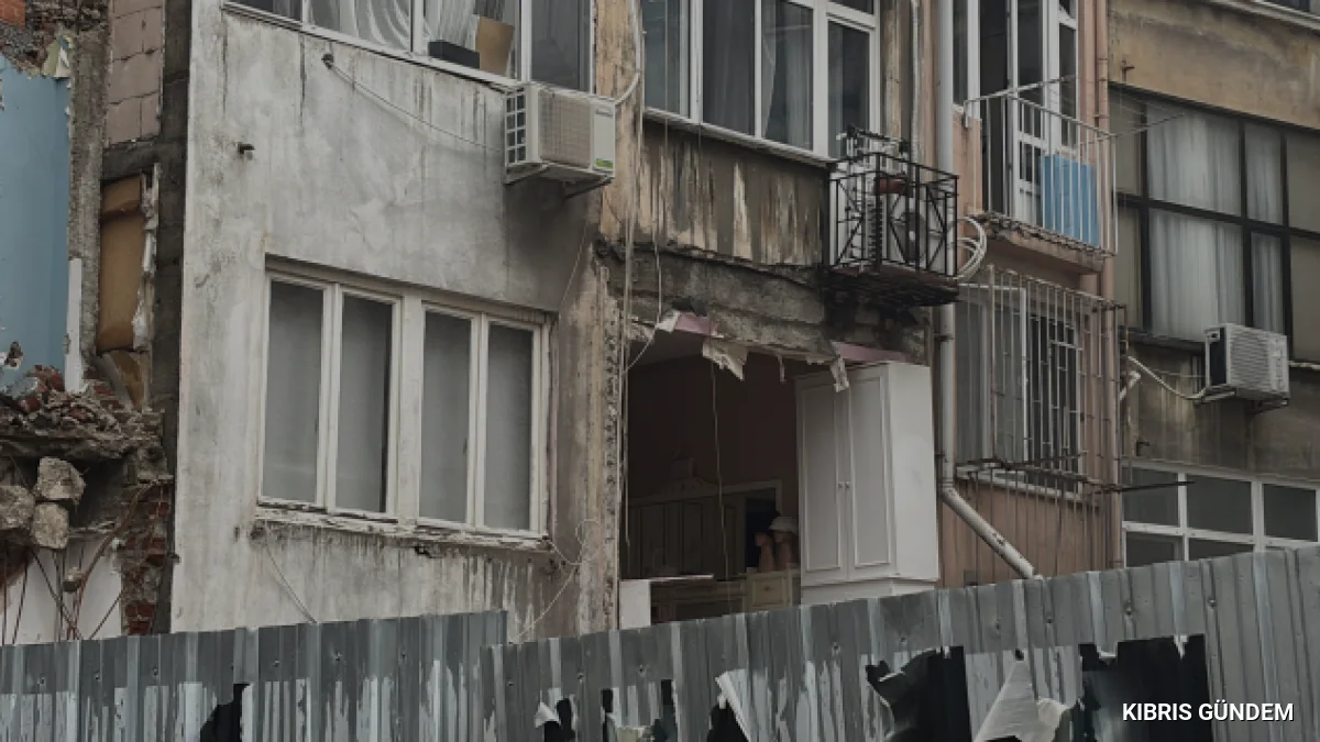 Şişli'de Bir Binanın Duvarı Büyük Gürültüyle Çöktü