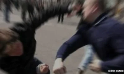 Alsancak’ta İki Kişi Kırık İçki Bardağıyla Birbirini Yaraladı