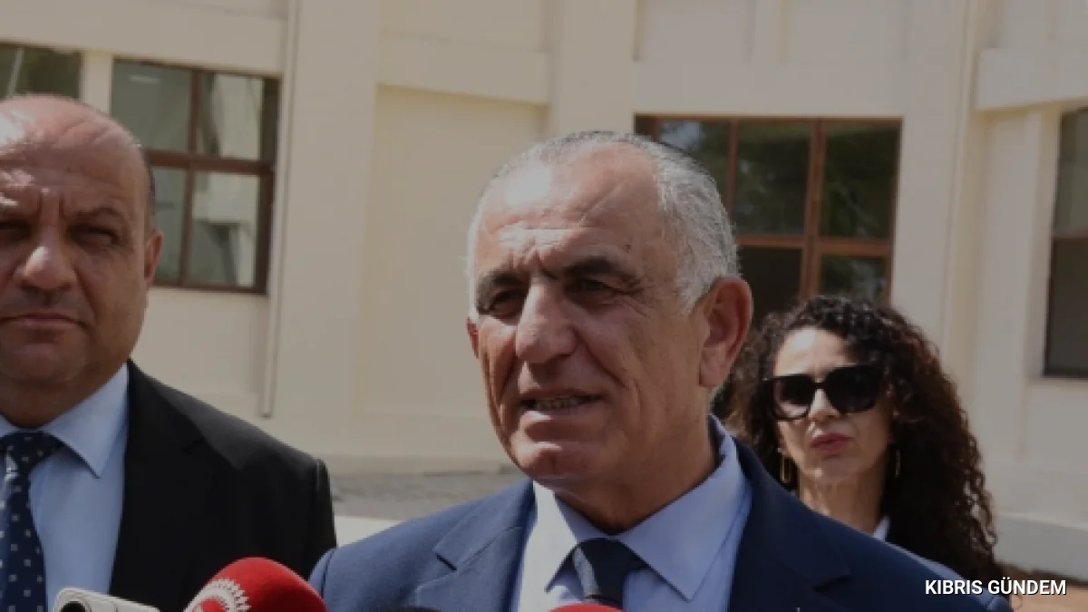 Nazım Çavuşoğlu Namık Kemal Lisesi ziyaretinde KTOEÖS'e tepki gösterdi